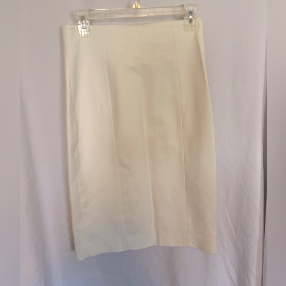 Banana Republic white pencil skirt. Never worn, tags on. Size 6P